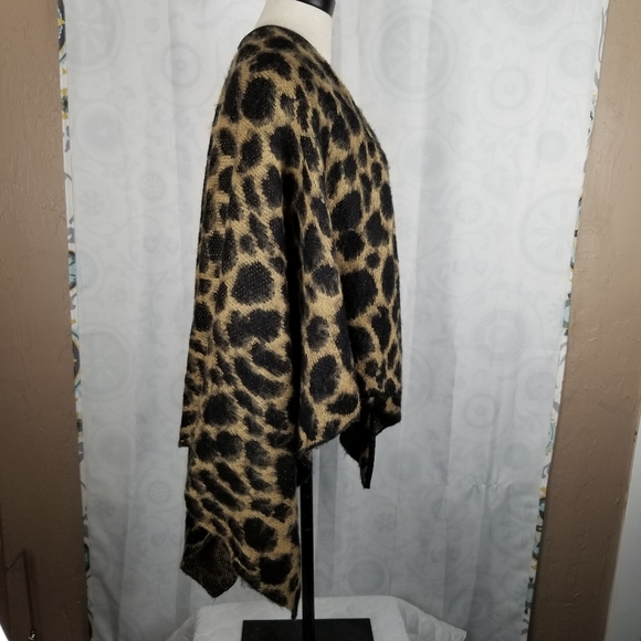 BCBGMAXAZRIA leopard print shawl wrap Sz S/M EUC - Picture 3 of 15